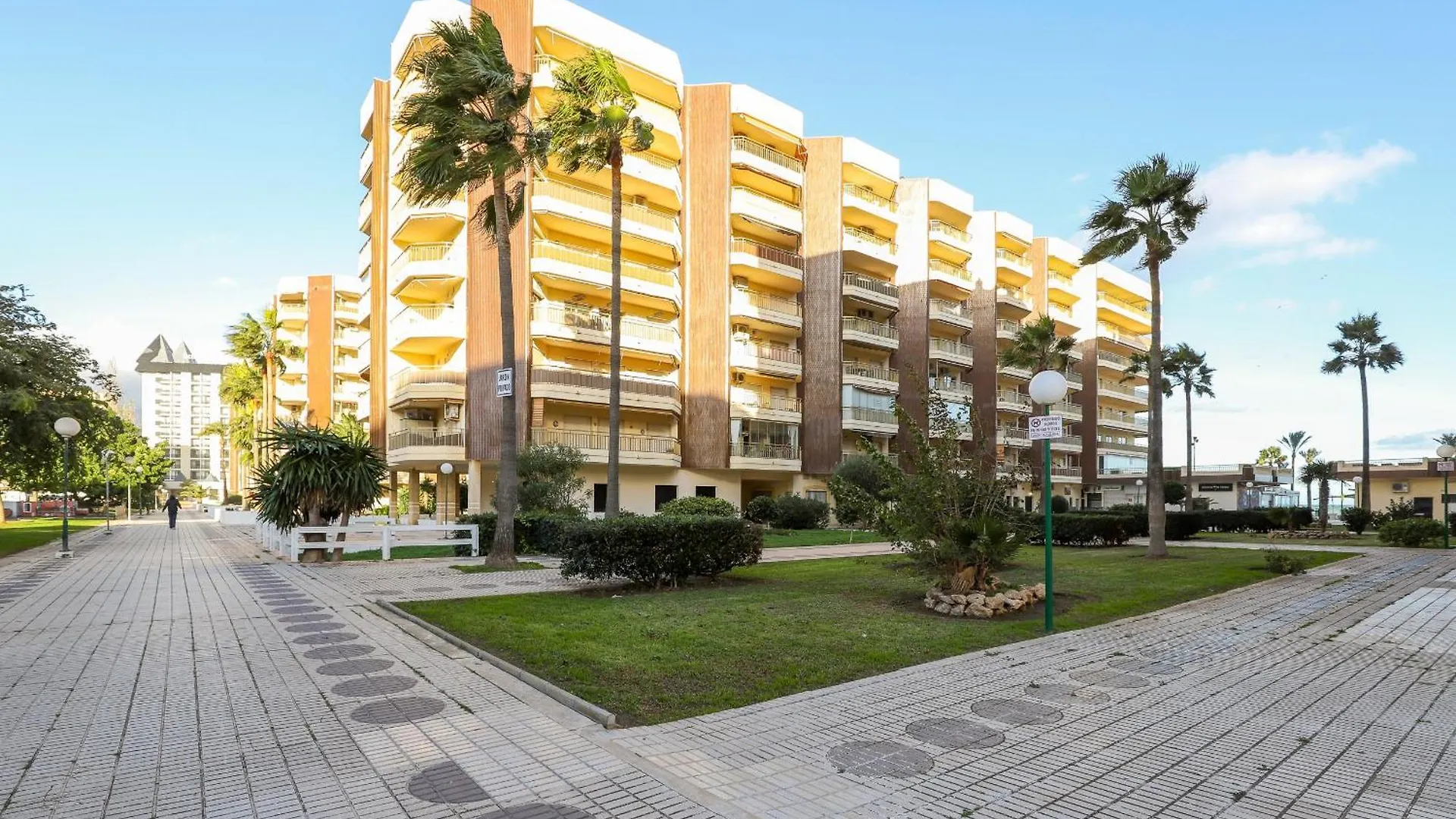 Prime Location Frontline Beach Dona Sofia فوينخيرولا شقة