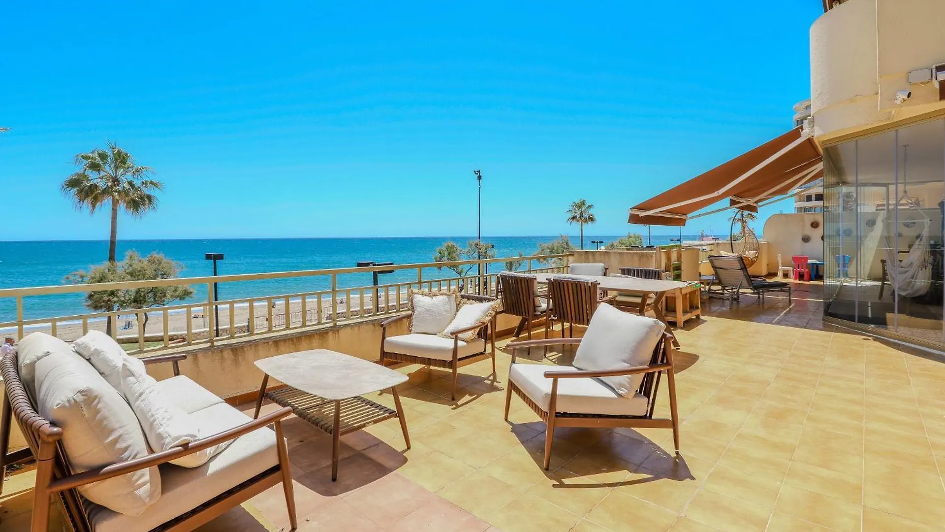 Prime Location Frontline Beach Dona Sofia فوينخيرولا شقة