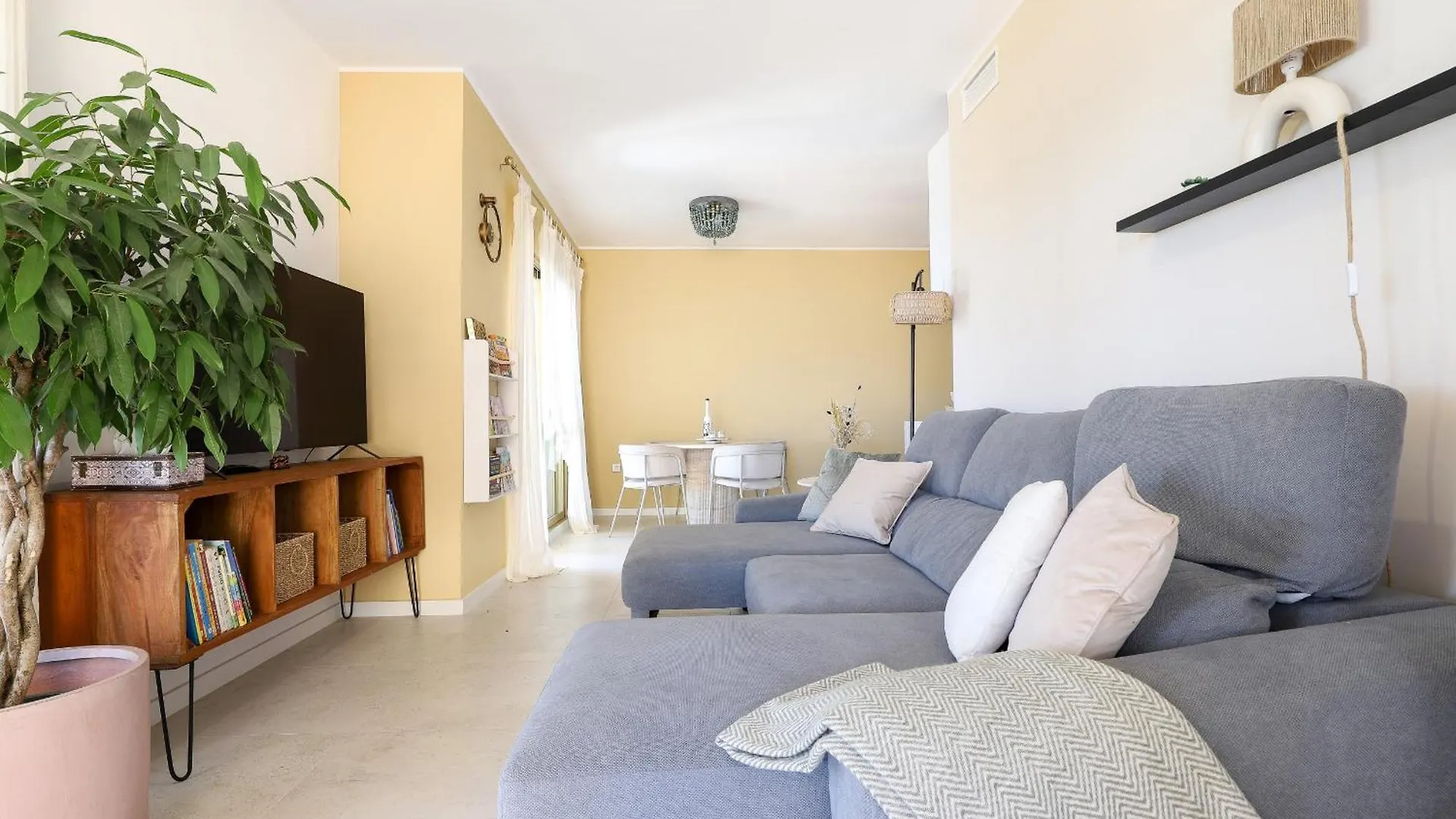 Prime Location Frontline Beach Dona Sofia فوينخيرولا